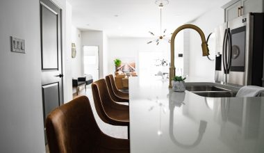 Moderne keuken met ingebouwde apparaten zoals oven, koelkast en vaatwasser