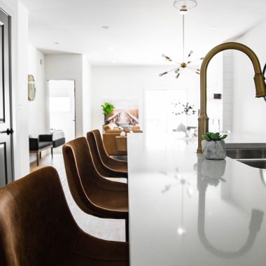 Moderne keuken met ingebouwde apparaten zoals oven, koelkast en vaatwasser