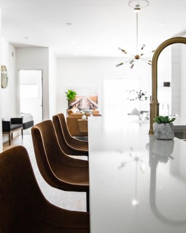 Moderne keuken met ingebouwde apparaten zoals oven, koelkast en vaatwasser