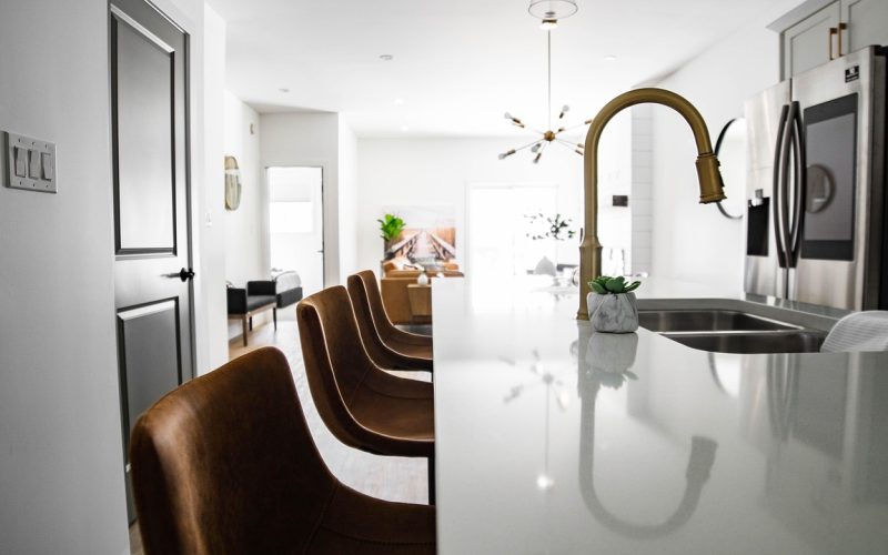 Moderne keuken met ingebouwde apparaten zoals oven, koelkast en vaatwasser