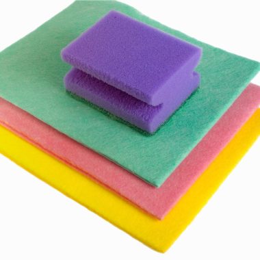 Schoonmaakspullen op een keukenaanrecht klaar voor gebruik