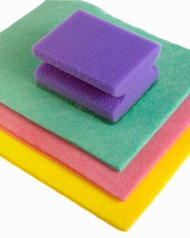 Schoonmaakspullen op een keukenaanrecht klaar voor gebruik