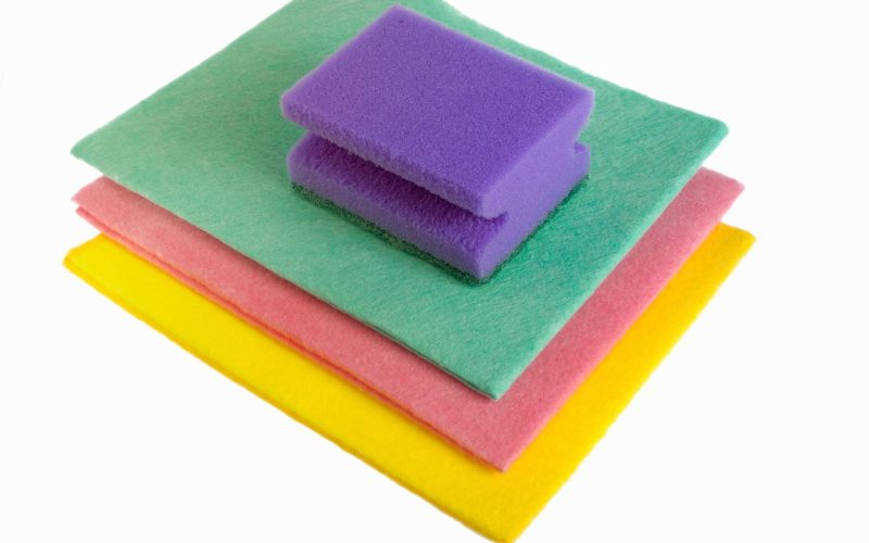 Schoonmaakspullen op een keukenaanrecht klaar voor gebruik
