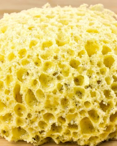 Schoonmaakproducten netjes geordend in de badkamer