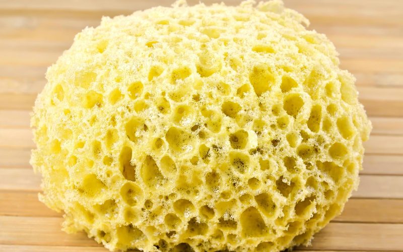 Schoonmaakproducten netjes geordend in de badkamer