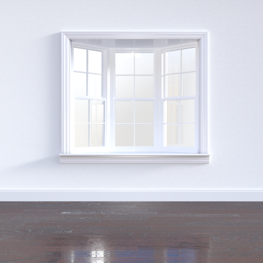 Lichte woonkamer met zonlicht dat via een open raam en spiegel diep de ruimte in valt