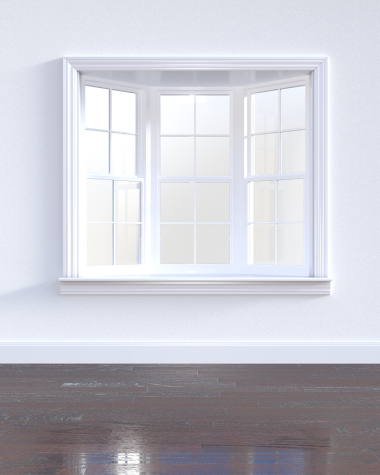 Lichte woonkamer met zonlicht dat via een open raam en spiegel diep de ruimte in valt