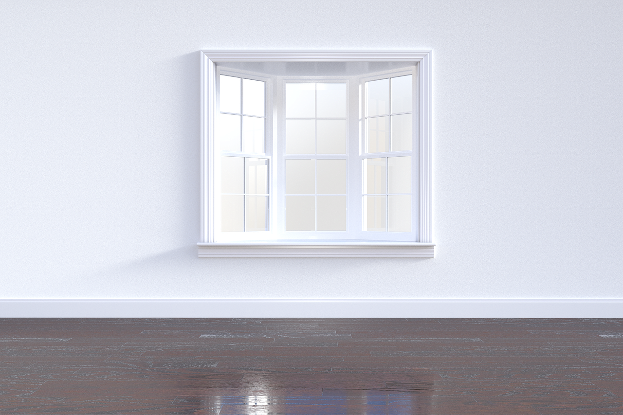 Lichte woonkamer met zonlicht dat via een open raam en spiegel diep de ruimte in valt