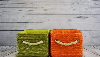 Nette gang met wandhaken, schoenenrek en wandorganizer bij de voordeur