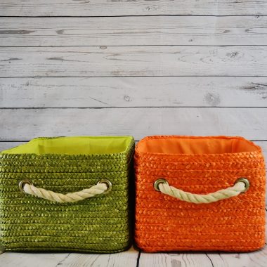 Nette gang met wandhaken, schoenenrek en wandorganizer bij de voordeur