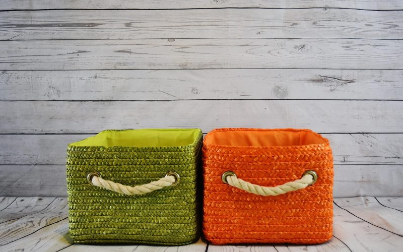 Nette gang met wandhaken, schoenenrek en wandorganizer bij de voordeur