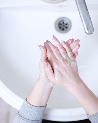 Persoon die de rubberen manchet van een tweedehands wasmachine controleert tijdens een bezichtiging