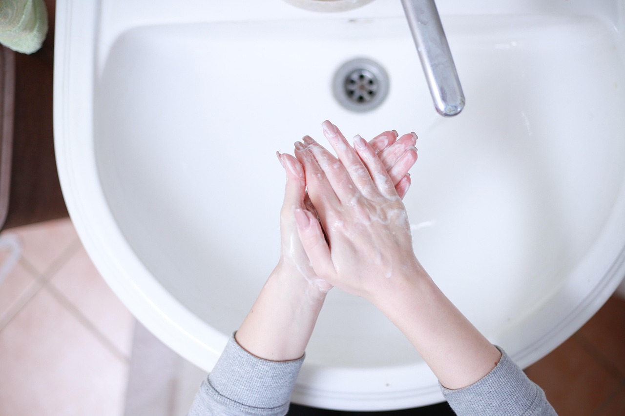 Persoon die de rubberen manchet van een tweedehands wasmachine controleert tijdens een bezichtiging