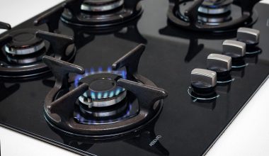 Ingebouwde vaatwasser in een open woonkeuken met tegelvloer