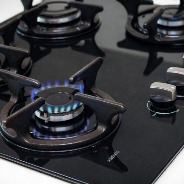 Ingebouwde vaatwasser in een open woonkeuken met tegelvloer