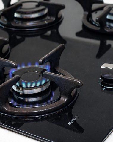 Ingebouwde vaatwasser in een open woonkeuken met tegelvloer