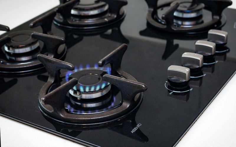 Ingebouwde vaatwasser in een open woonkeuken met tegelvloer