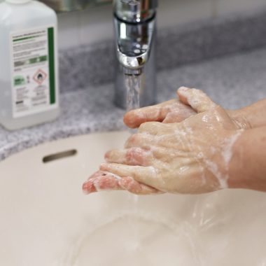 Schone witte tegels met nette voegen in een badkamer