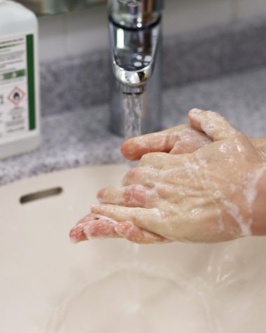 Schone witte tegels met nette voegen in een badkamer