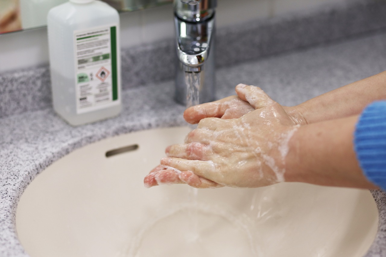 Schone witte tegels met nette voegen in een badkamer
