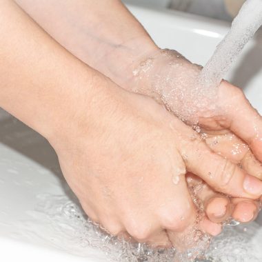 Schoonmaakmiddelen en doeken klaargelegd voor het schoonmaken van de badkamer