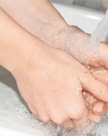 Schoonmaakmiddelen en doeken klaargelegd voor het schoonmaken van de badkamer