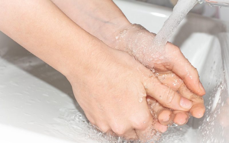 Schoonmaakmiddelen en doeken klaargelegd voor het schoonmaken van de badkamer
