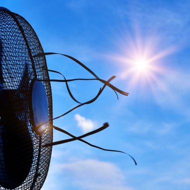 Mechanische ventilator aan het plafond van een kleine raamloze badkamer