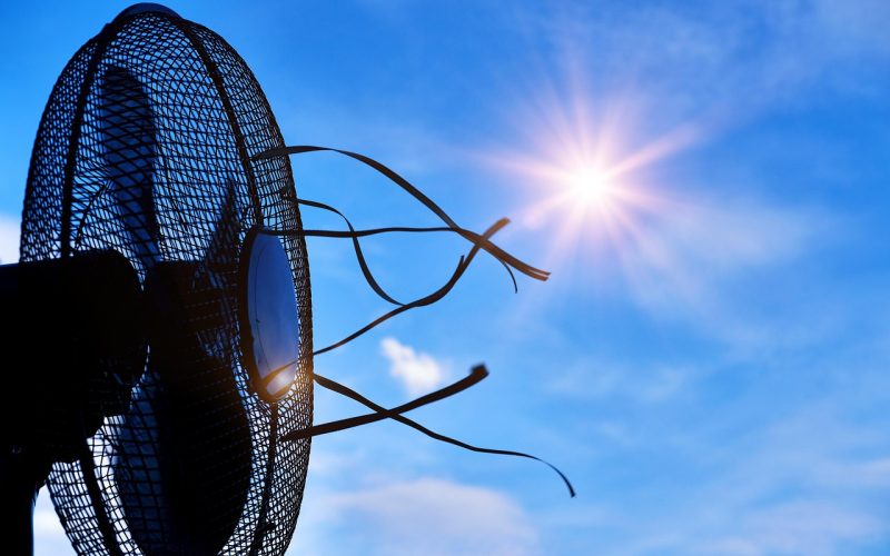 Mechanische ventilator aan het plafond van een kleine raamloze badkamer