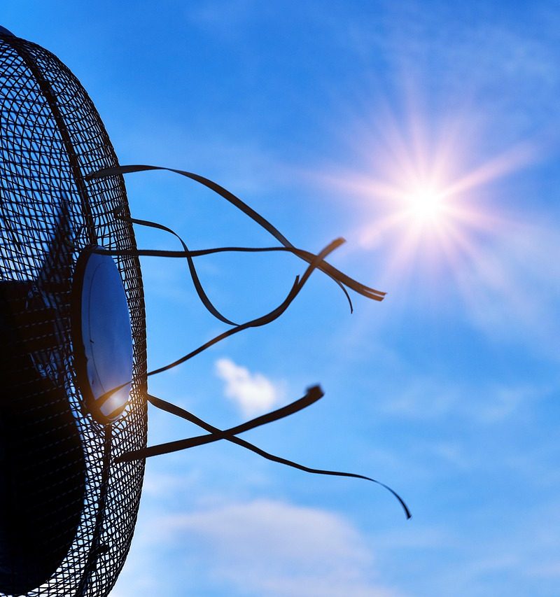 Mechanische ventilator aan het plafond van een kleine raamloze badkamer