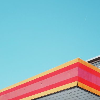 Iemand die dakgoten schoonmaakt met handschoenen en een ladder