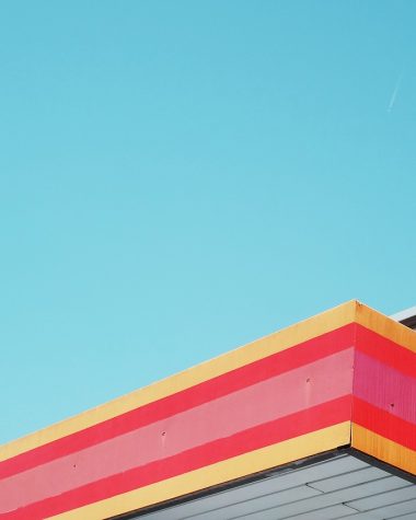 Iemand die dakgoten schoonmaakt met handschoenen en een ladder