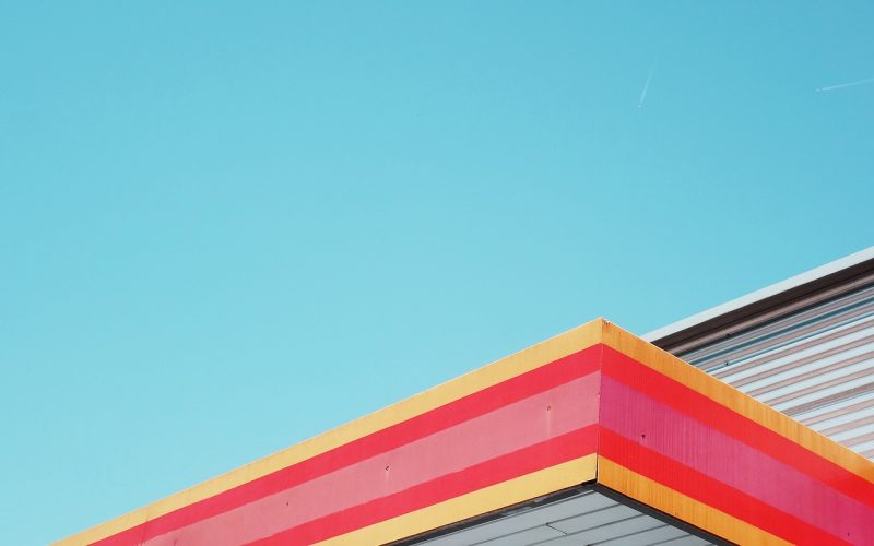 Iemand die dakgoten schoonmaakt met handschoenen en een ladder