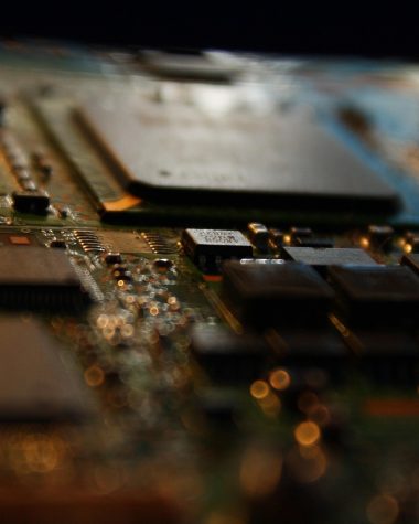 Medewerker sorteert oude elektrische apparaten bij een recyclingcentrum