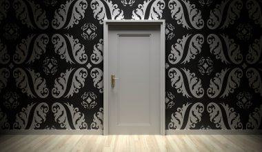 Een opgeruimde, rustige hal met een kapstok en een lege muur