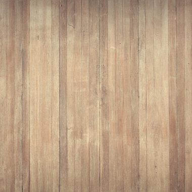 Het onderhouden van een houten vloer met een dweil en reinigingsmiddel