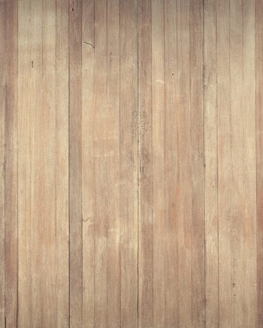 Het onderhouden van een houten vloer met een dweil en reinigingsmiddel