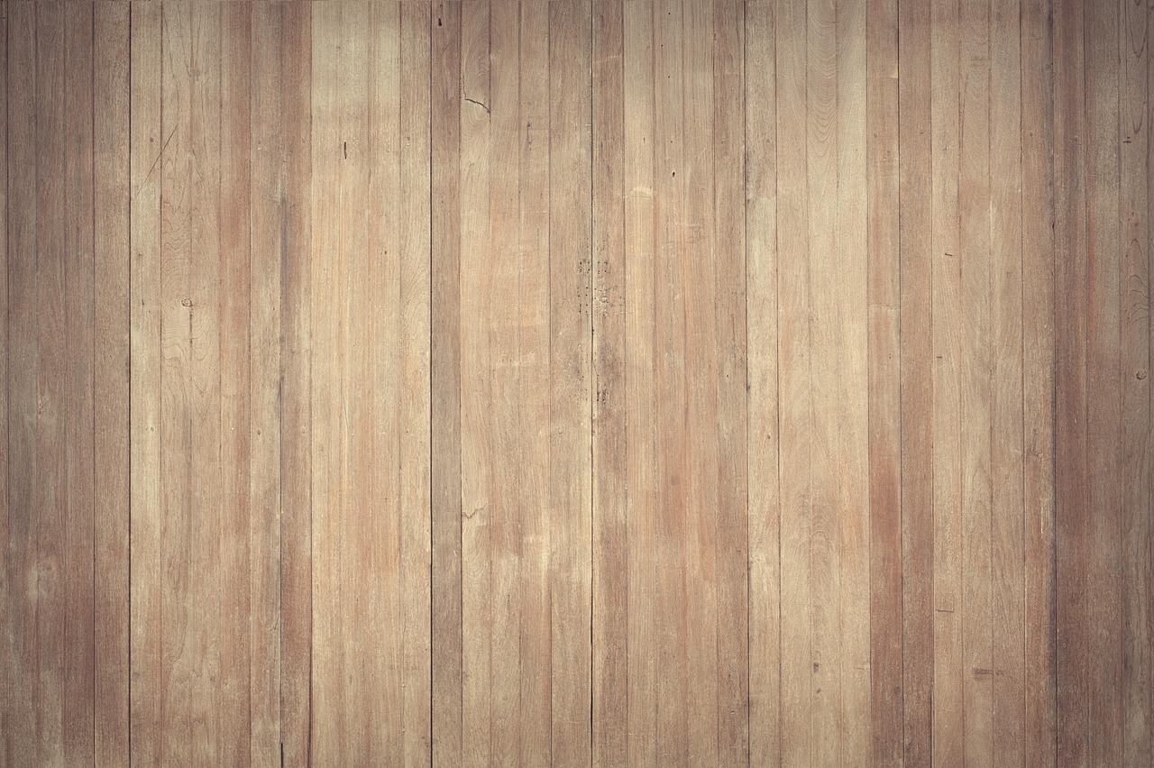 Het onderhouden van een houten vloer met een dweil en reinigingsmiddel