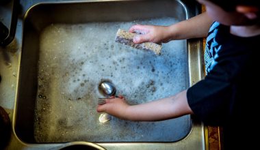 Gootsteen in een keuken die wordt schoongemaakt om muffe geuren te verwijderen