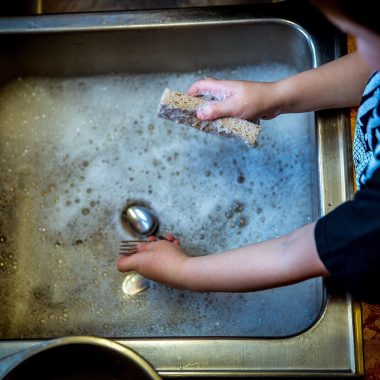 Gootsteen in een keuken die wordt schoongemaakt om muffe geuren te verwijderen