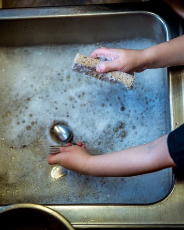 Gootsteen in een keuken die wordt schoongemaakt om muffe geuren te verwijderen