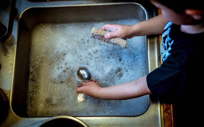 Gootsteen in een keuken die wordt schoongemaakt om muffe geuren te verwijderen