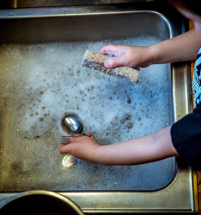Gootsteen in een keuken die wordt schoongemaakt om muffe geuren te verwijderen