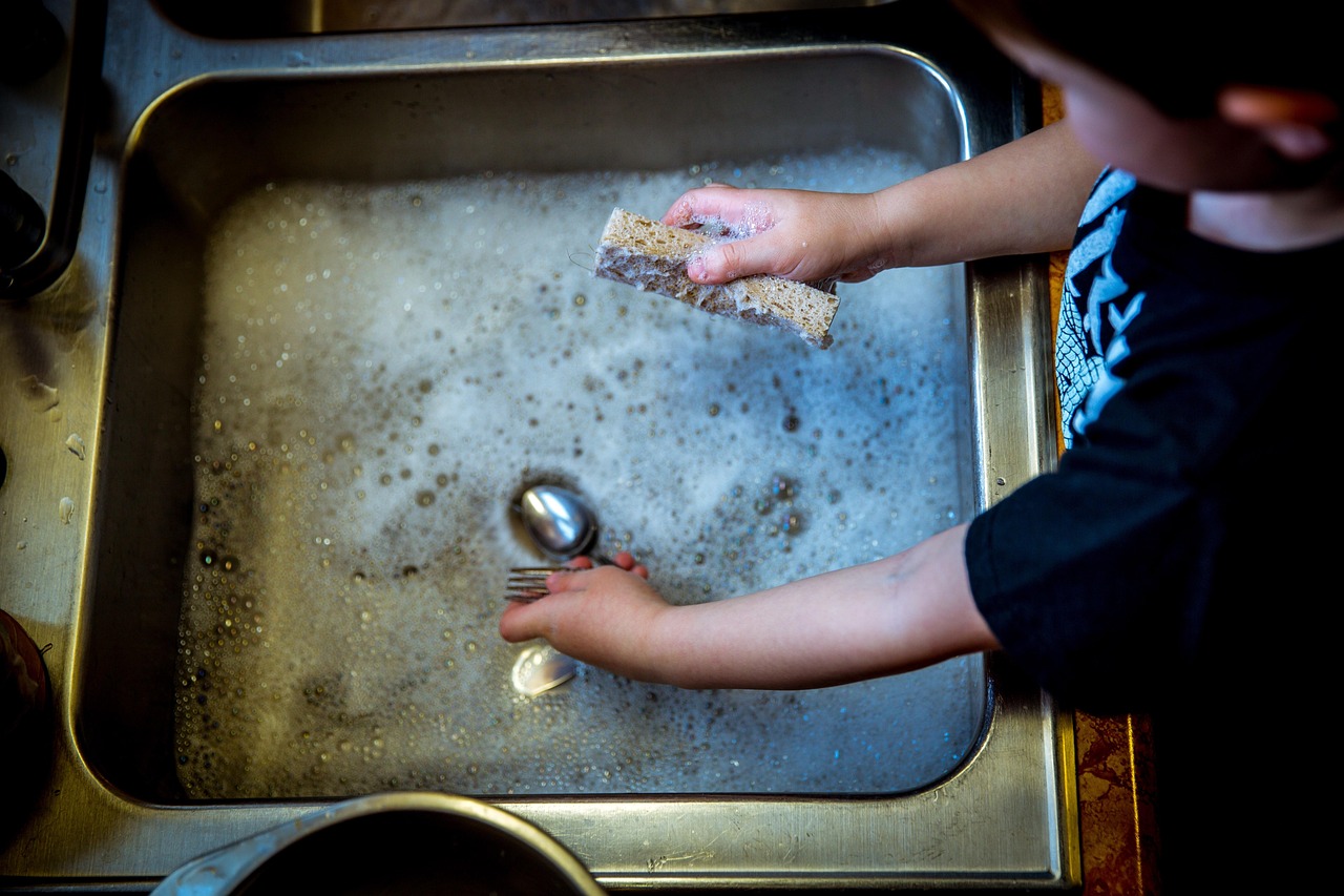 Gootsteen in een keuken die wordt schoongemaakt om muffe geuren te verwijderen