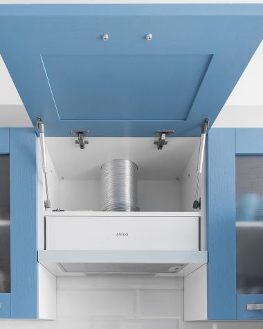 Close-up van een aluminiumfilter in een afzuigkap boven een fornuis