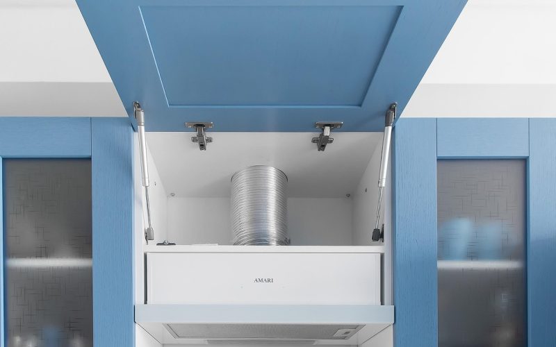 Close-up van een aluminiumfilter in een afzuigkap boven een fornuis