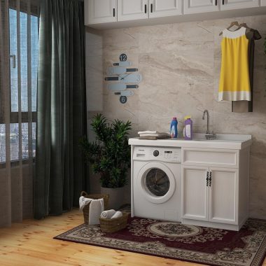 Een paneelradiator die wordt schoongemaakt met een microvezeldoek