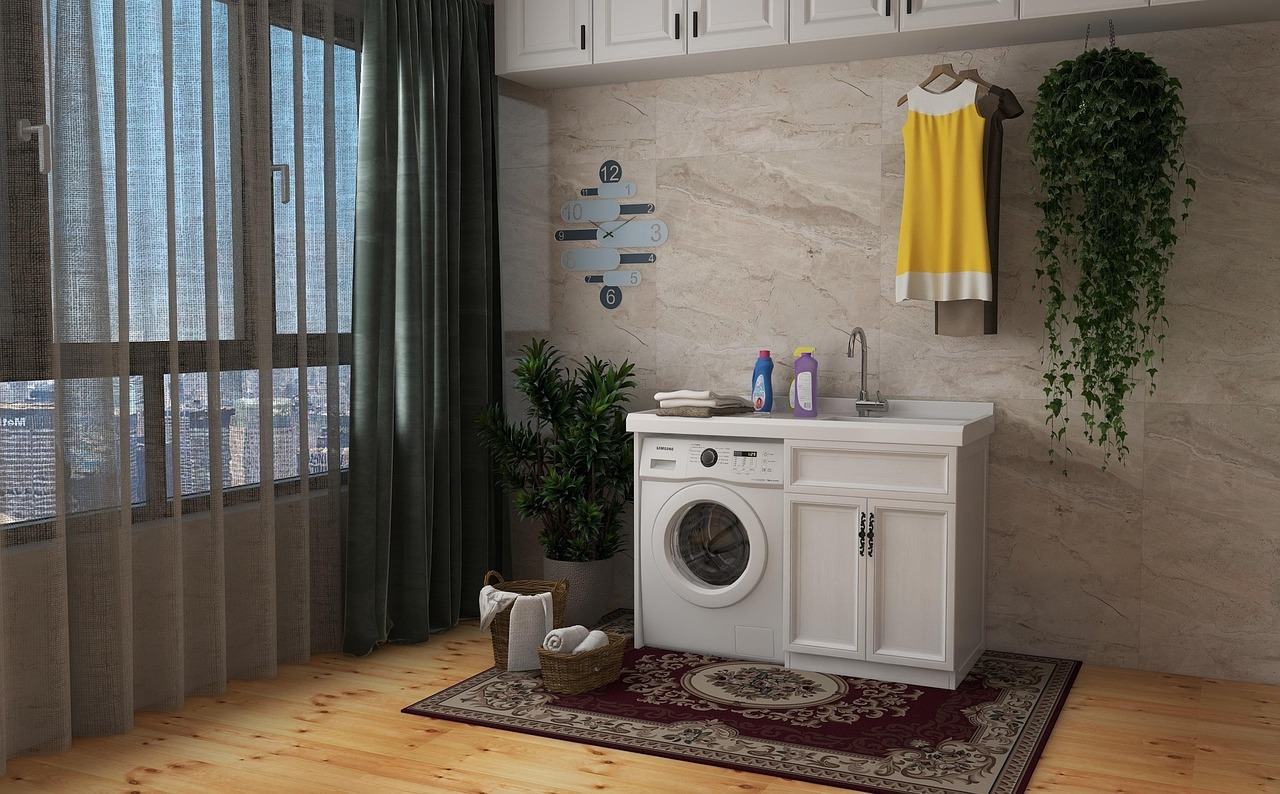 Een paneelradiator die wordt schoongemaakt met een microvezeldoek