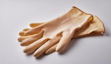 Persoon die kookt aan een opgeruimd aanrecht in een schone keuken