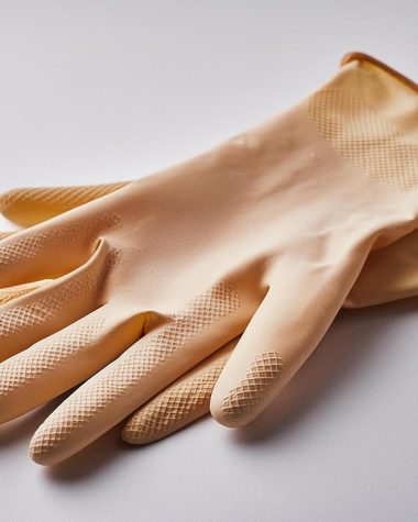 Persoon die kookt aan een opgeruimd aanrecht in een schone keuken